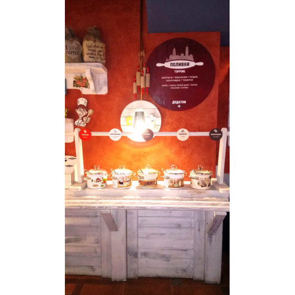  «Новомосковський посуд» подарував каструлі пекарні сирників і штрудель «Львівські пляцки»